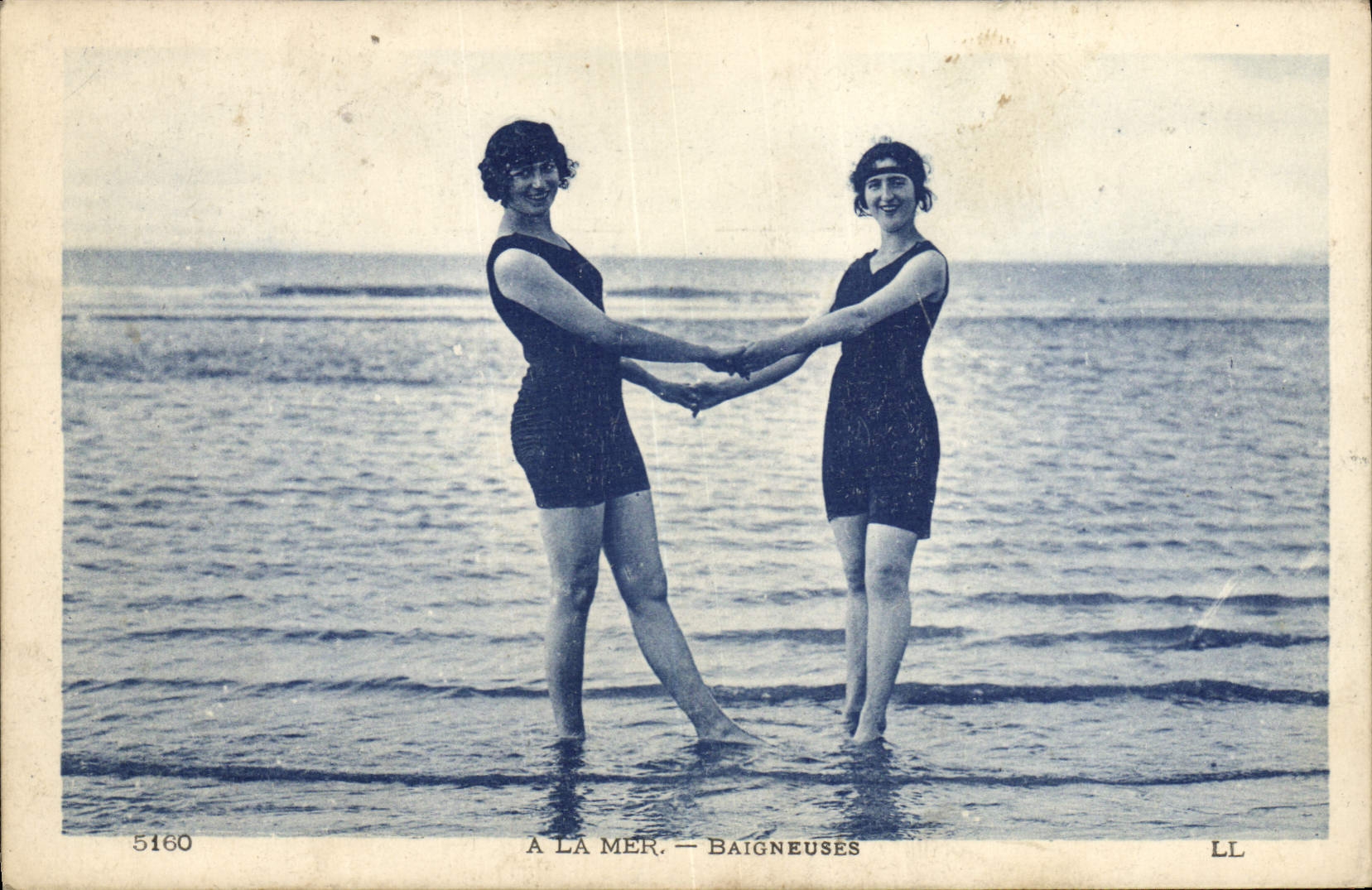 CPA Maillots de bains Femmes Baigneuses 