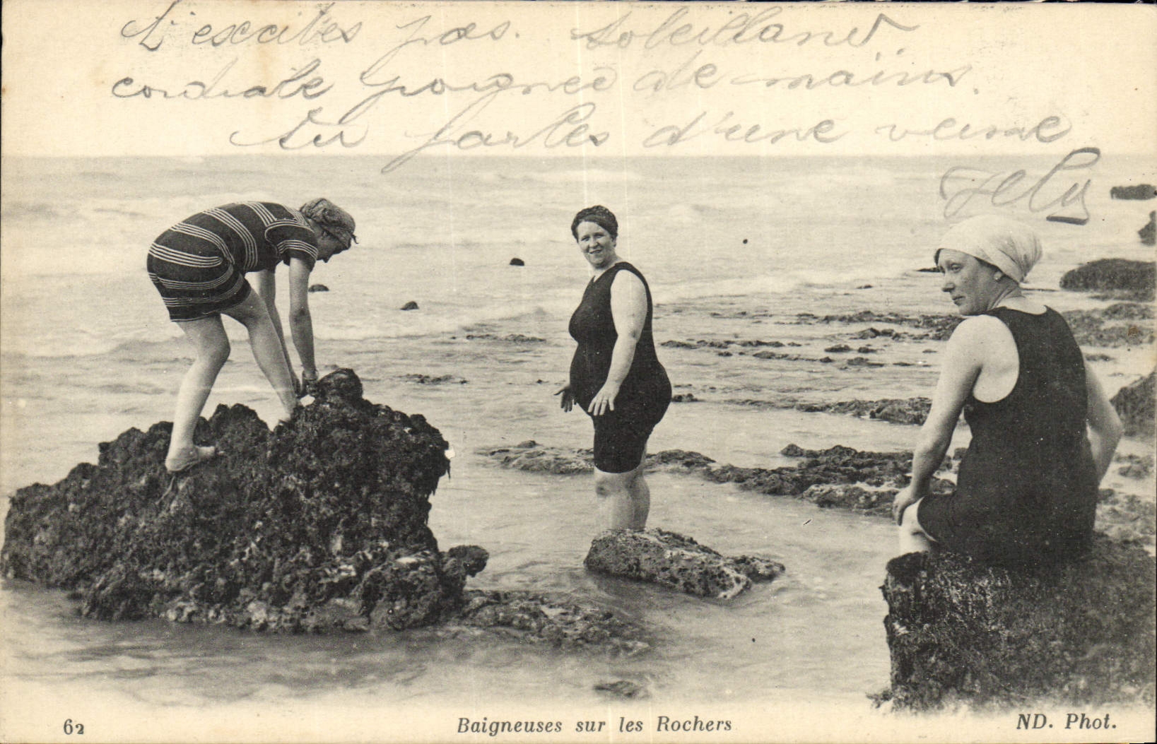 CPA Maillots de bains Femmes Baigneuses sur les rochers 