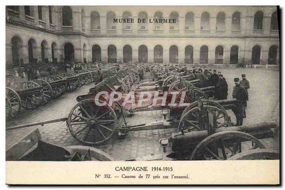 CPA Militaria Paris Musee de l'armee Canons de 77 pris sur l'ennemi