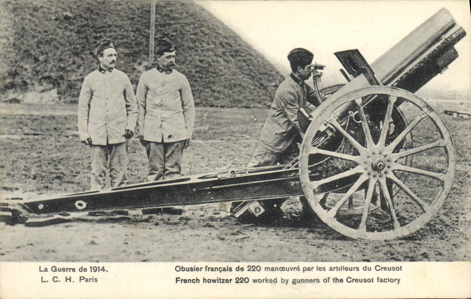 Obusier français de 220 manœuvré par les artilleurs du Creusot — La Guerre de 1914 — L. C. H. Paris