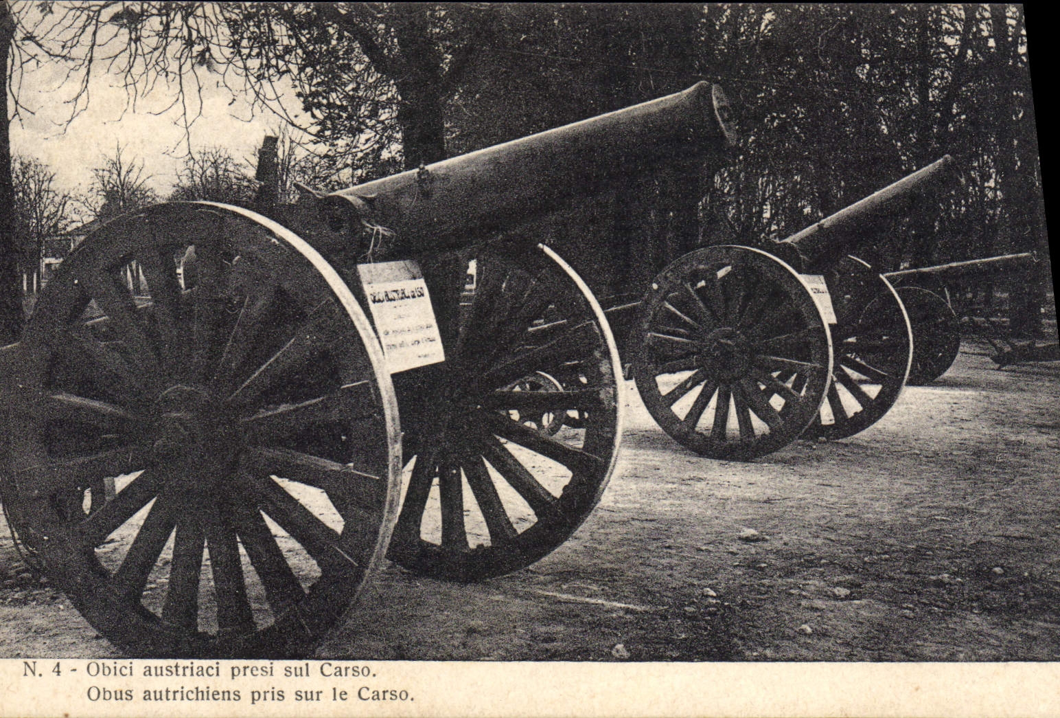 CPA Militaria Obus autrichiens pris sur le Carso 