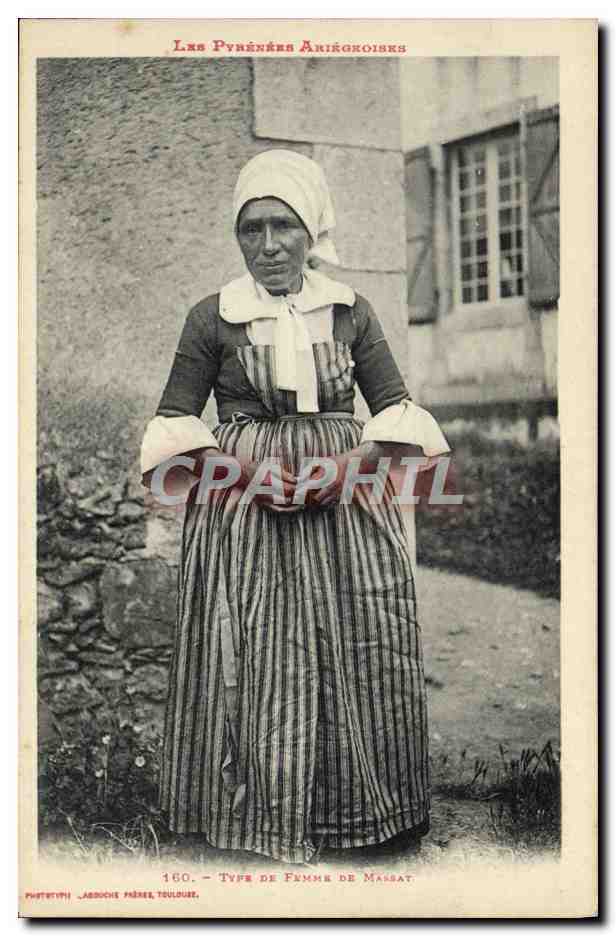 CPA Folklore Pyrenees Ariegeoises Type de femme de Massat 