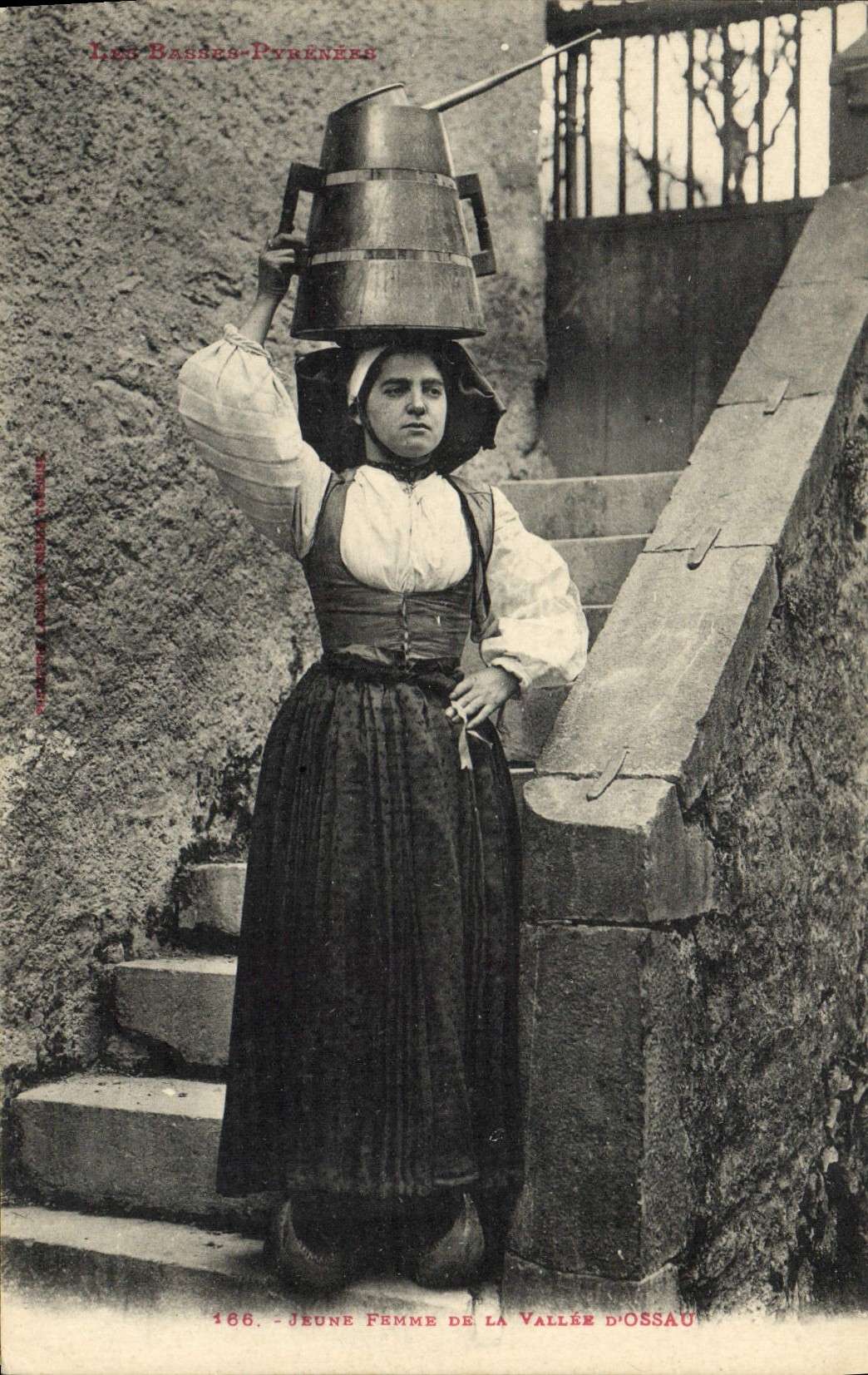 CPA Folklore Basses Pyrenees Jeune femme de la Vallee d'Ossau