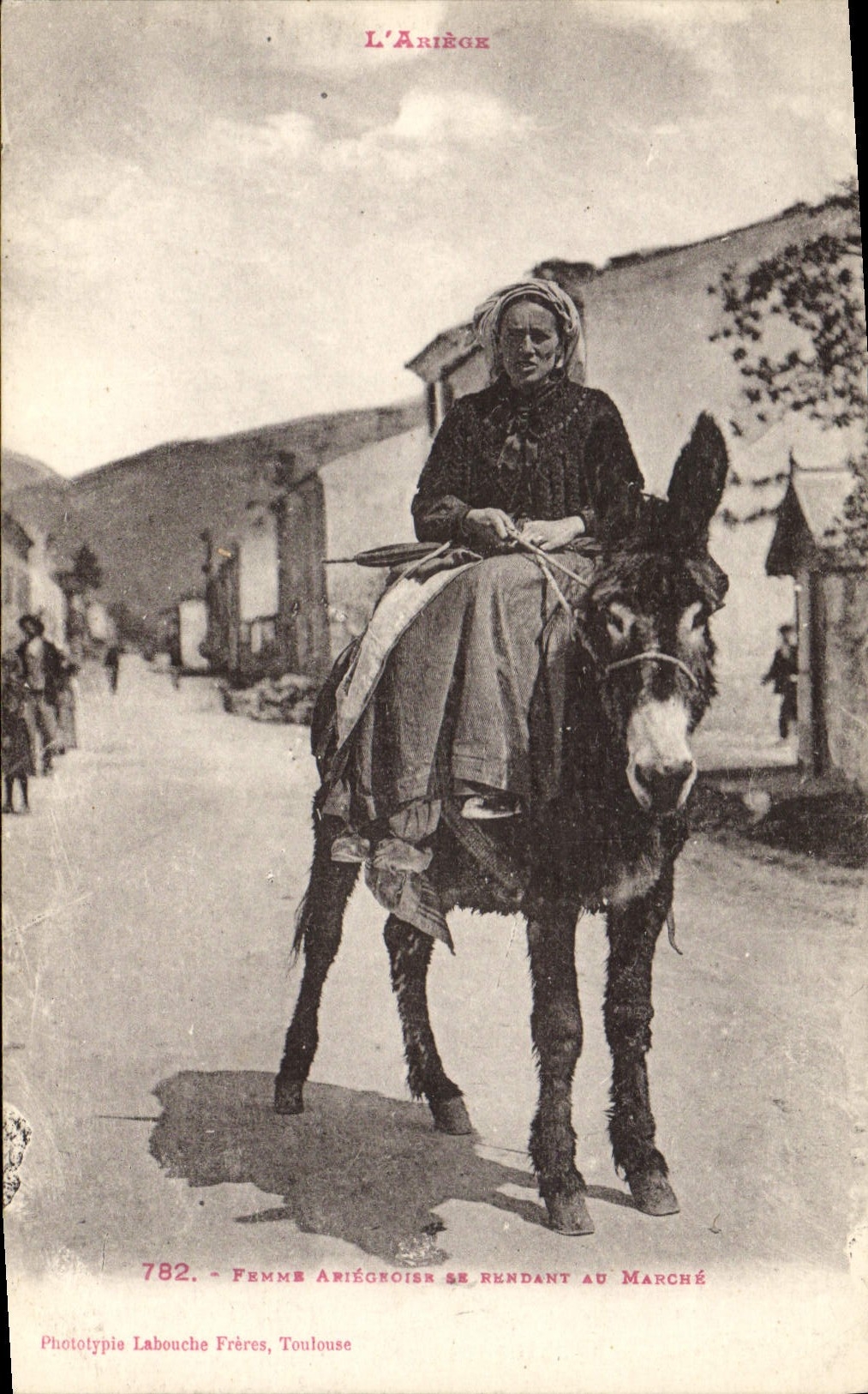 Femme Ariégeoise se rendant au marché — L'Ariège — Phototypie Labouche Frères, Toulouse, n°782
