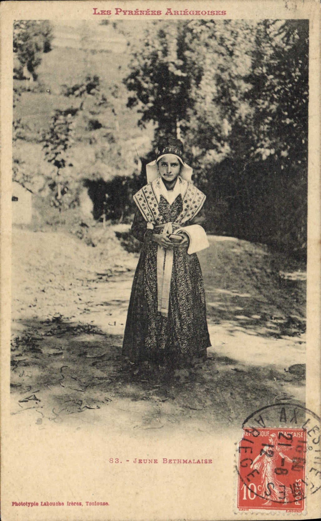 CPA Folklore Pyrenees Ariegeoises Jeune Bethmalaise 
