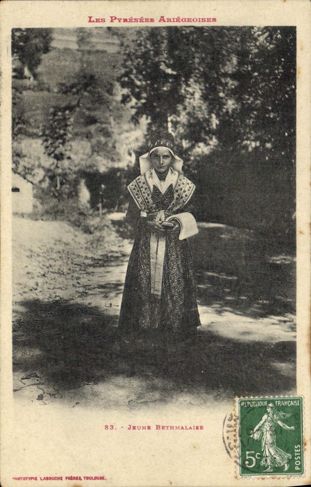 CPA Folklore Pyrenees Ariegeoises Jeune Bethmalaise 