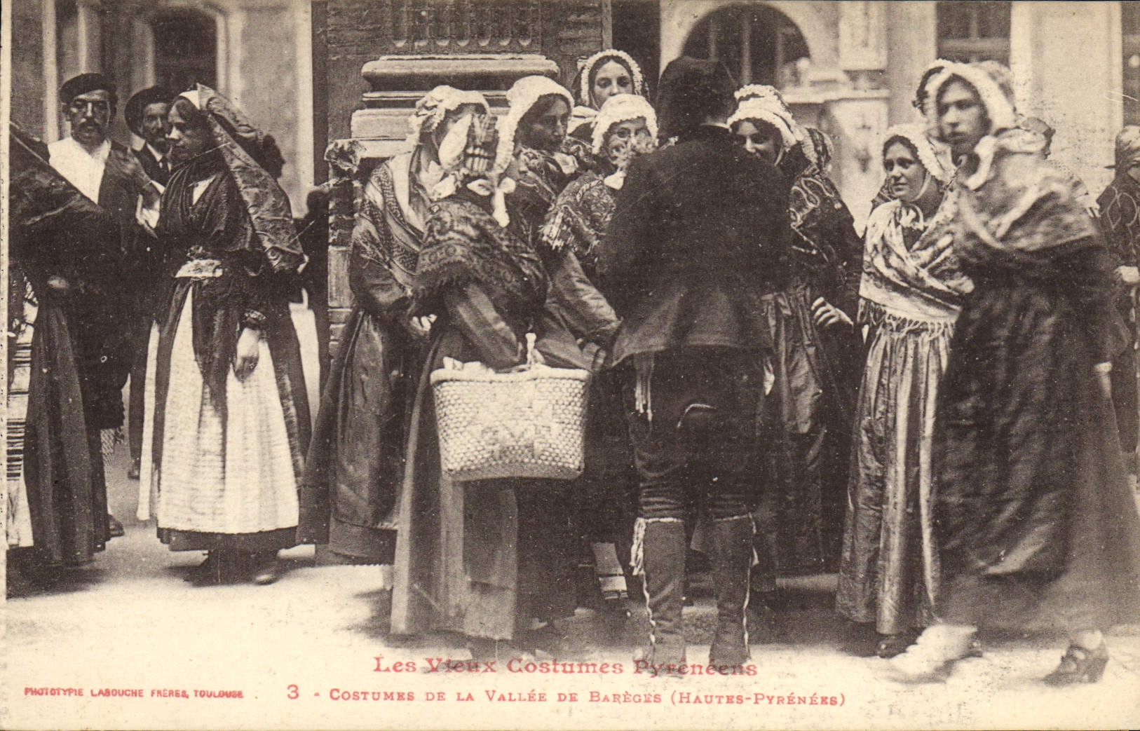 CPA Folklore Vieux costumes Pyreneens Costumes de la vallee de Bareges