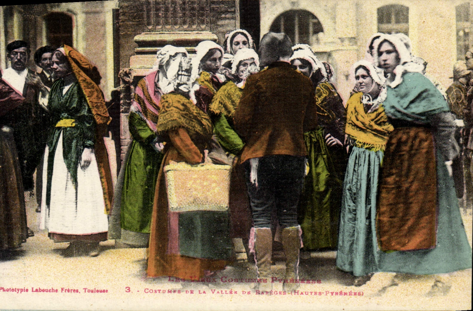 CPA Folklore Vieux costumes Pyreneens Costumes de la vallee de Bareges