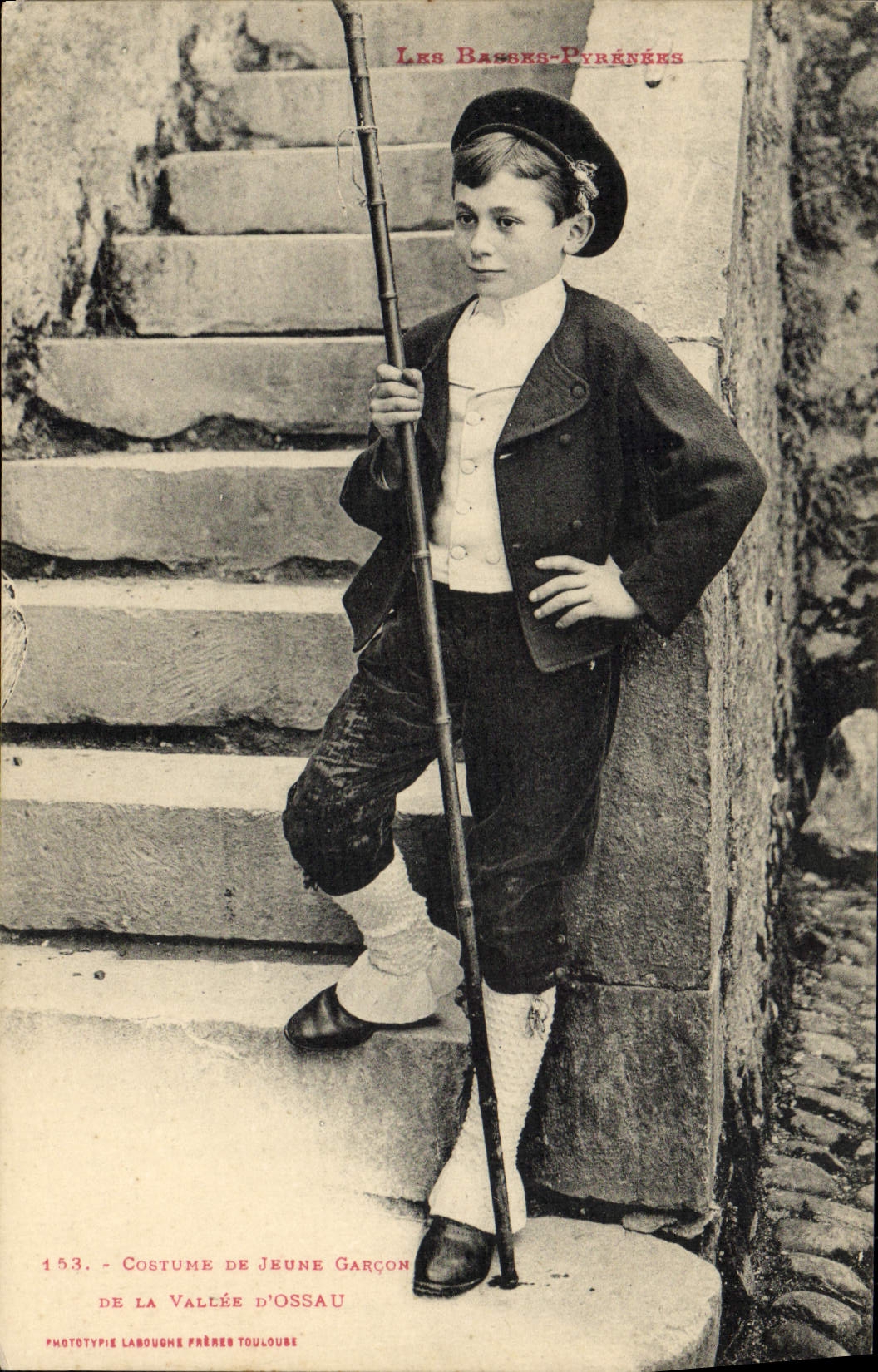 CPA Folklore Costume de jeune garcon de la vallee d'Ossau