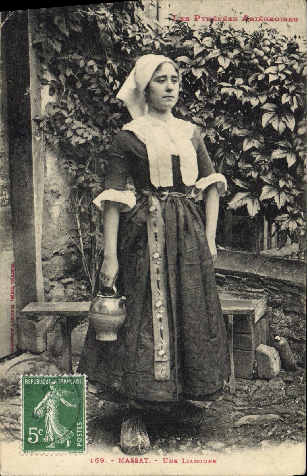 CPA Folklore Pyrenees Ariegeoises Massat Une liadoure 