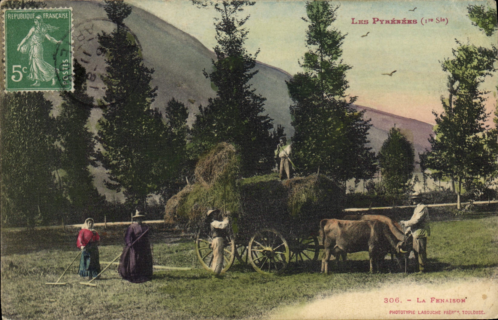 CPA Folklore Pyrenees La fenaison 