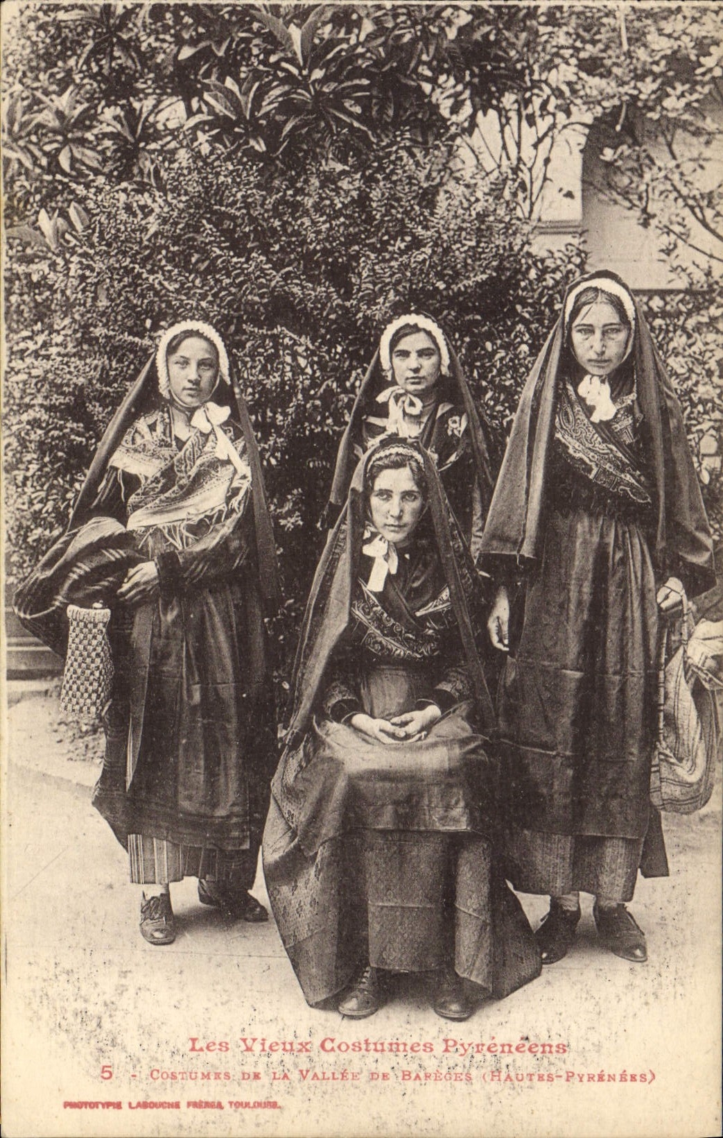 CPA Folklore Pyrenees Costumes de la vallee de Bareges 