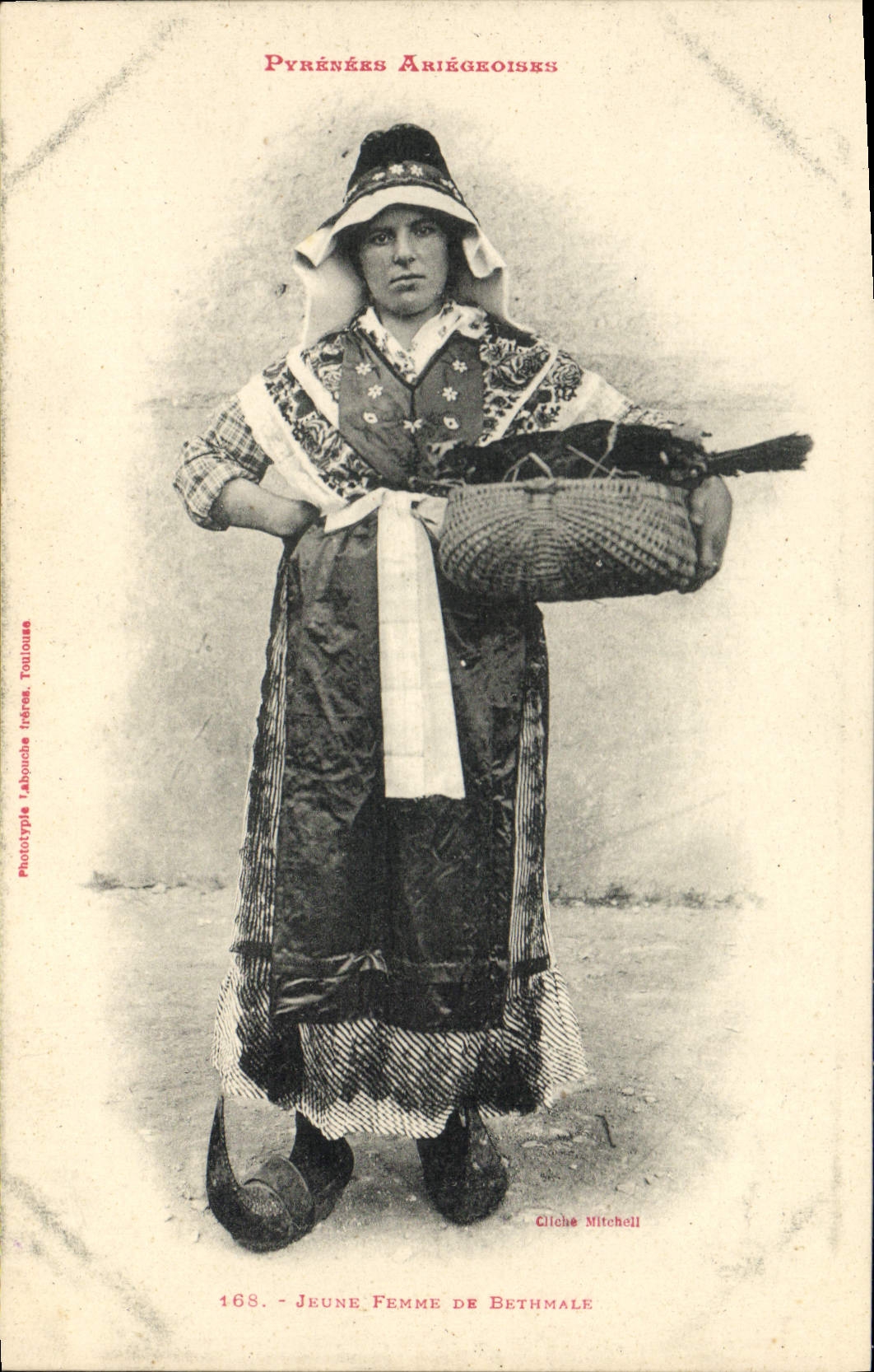 CPA Folklore Pyrenees Ariegeoises Jeune femme de Bethmale 