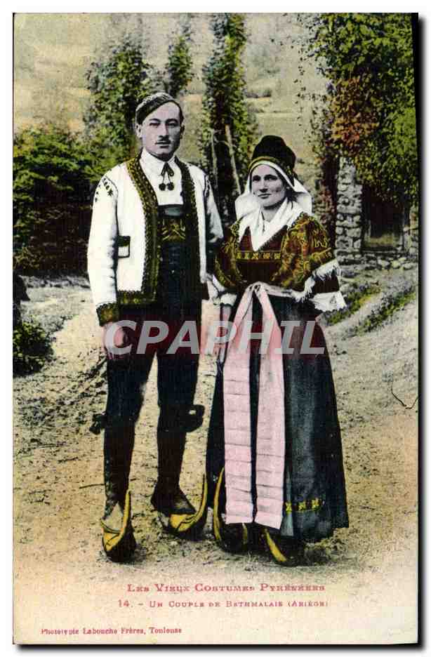 CPA Folklore Pyrenees Un couple de Bethmalais Ariege 