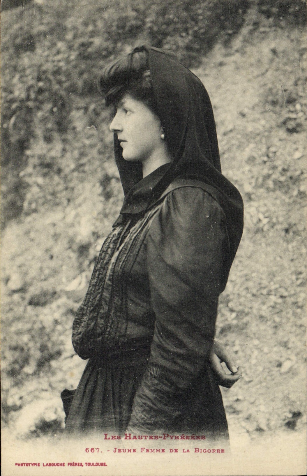 CPA Folklore Hautes Pyrenees Jeune femme de la Bigorre