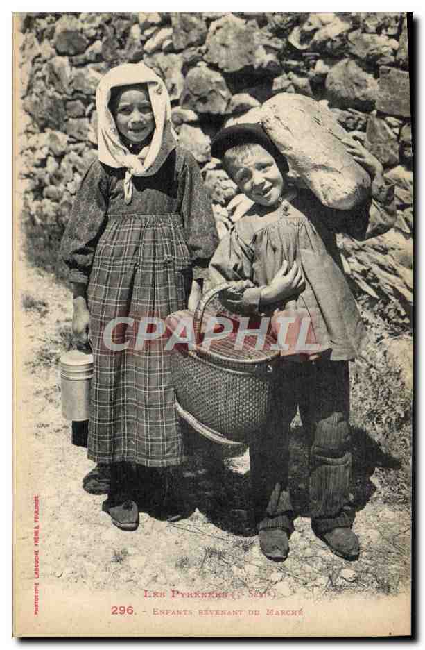 CPA Folklore Pyrenees Enfants revenant du marche 