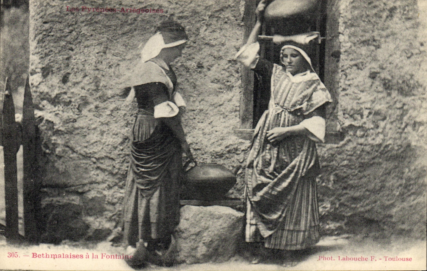 CPA Folklore Pyrenees Ariegeoises Bethmalaises a la fontaine 