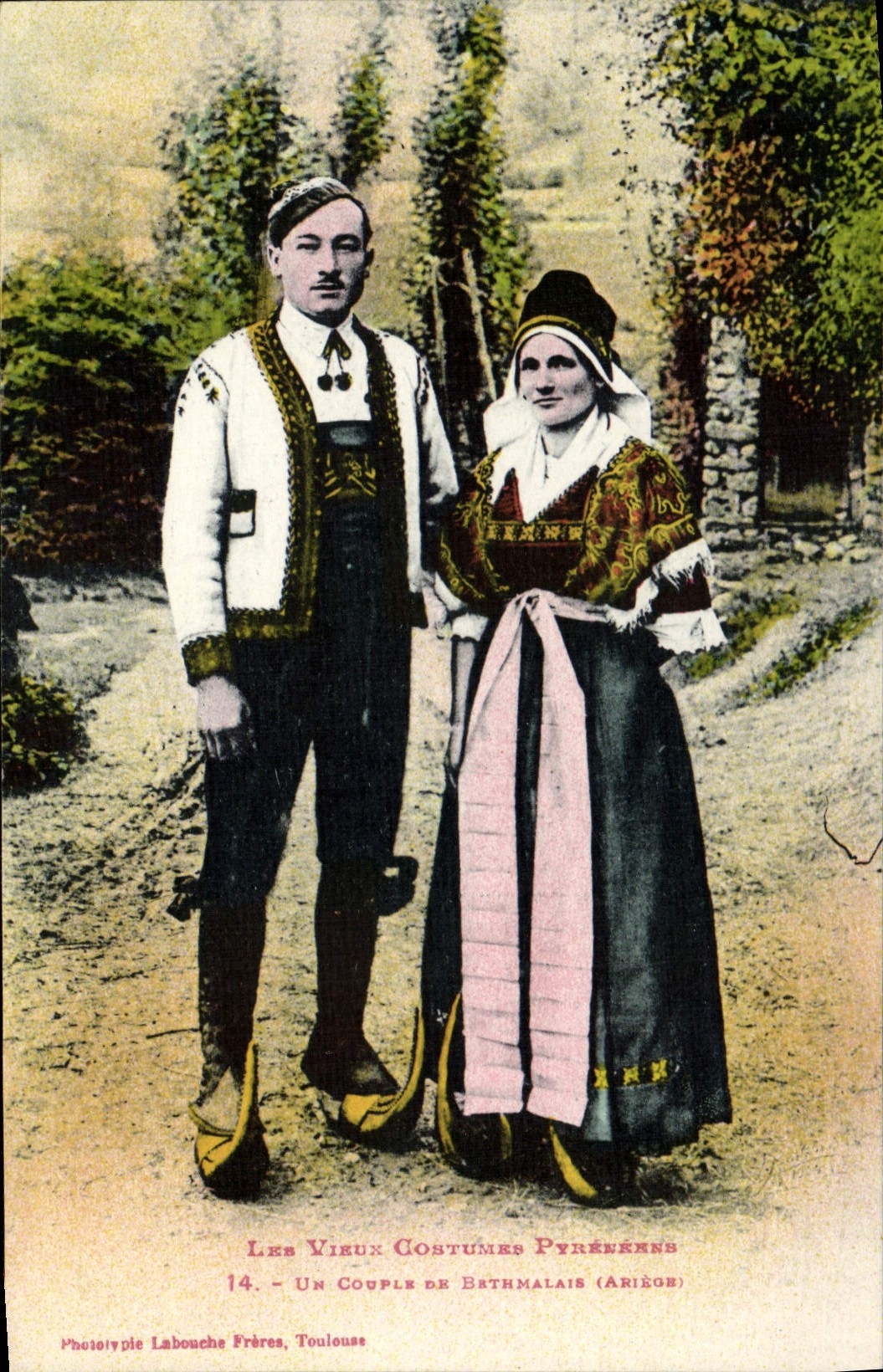 CPA Folklore Pyrenees Un couple de Bethmalais Ariege 