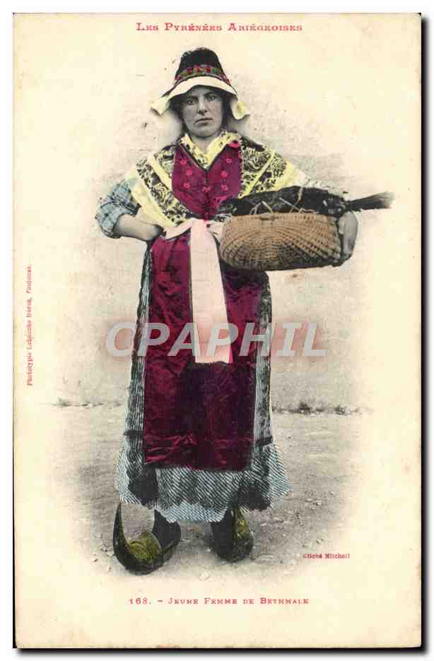 CPA Folklore Pyrenees Ariegeoises Jeune femme de Bethmale 