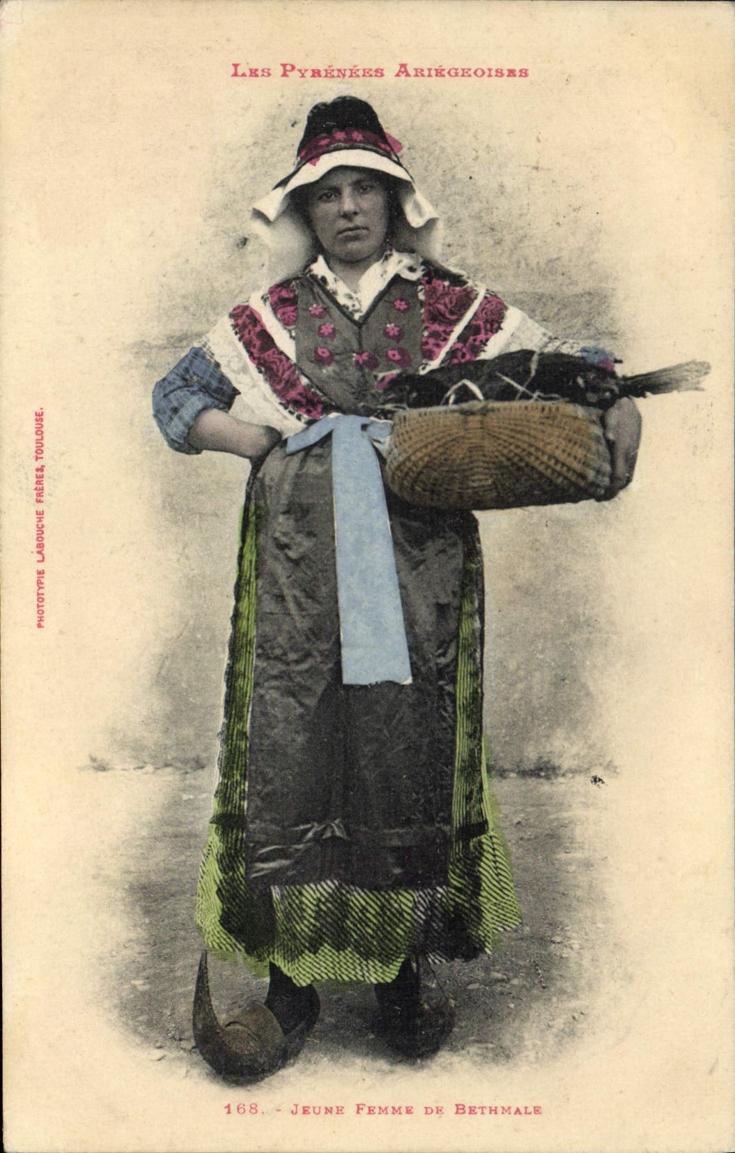 CPA Folklore Pyrenees Ariegeoises Jeune femme de Bethmale 