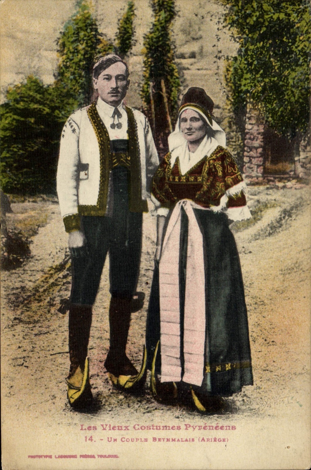 CPA Folklore Pyrenees Ariegeoises Un couple Bethmalais 