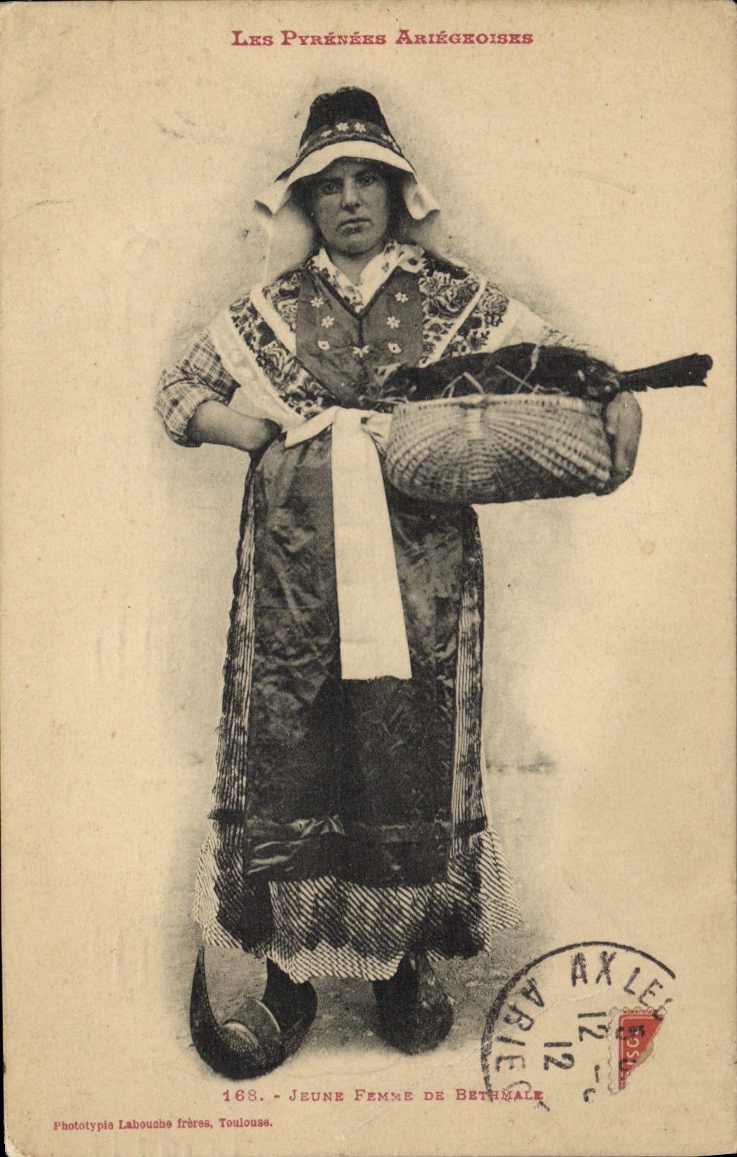 CPA Folklore Pyrenees Ariegeoises Jeune femme de Bethmale 