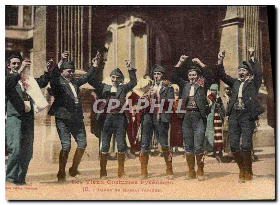 CPA Folklore Pyrenees Danse de Massat 