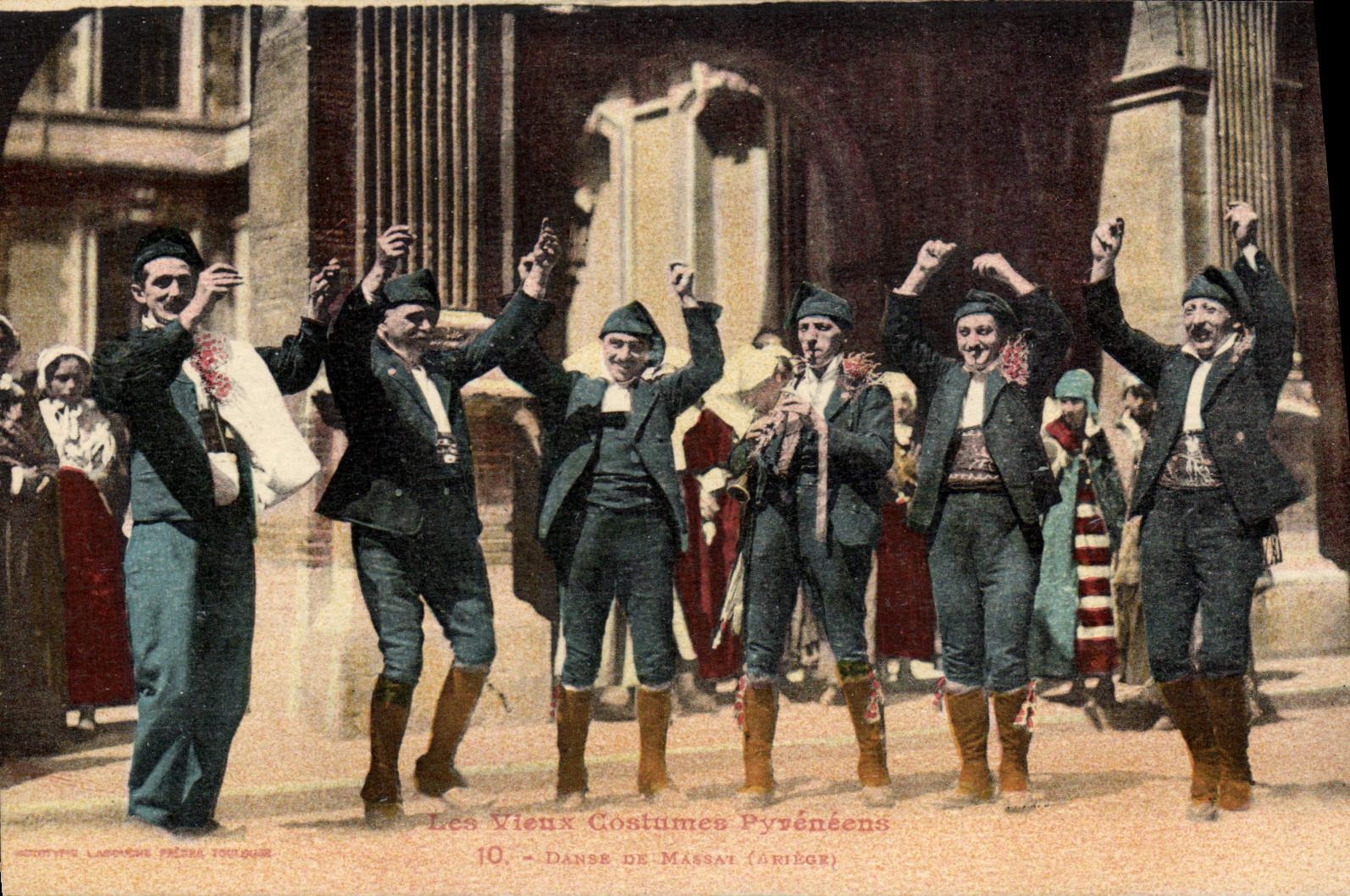 CPA Folklore Pyrenees Danse de Massat 