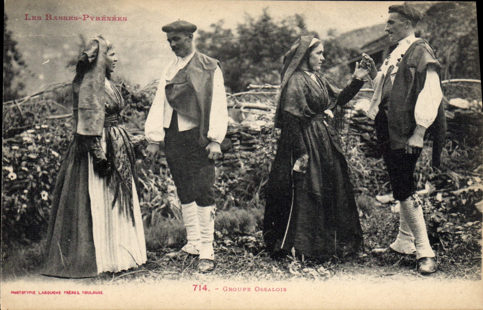 CPA Folklore Pyrenees Groupe Ossalois