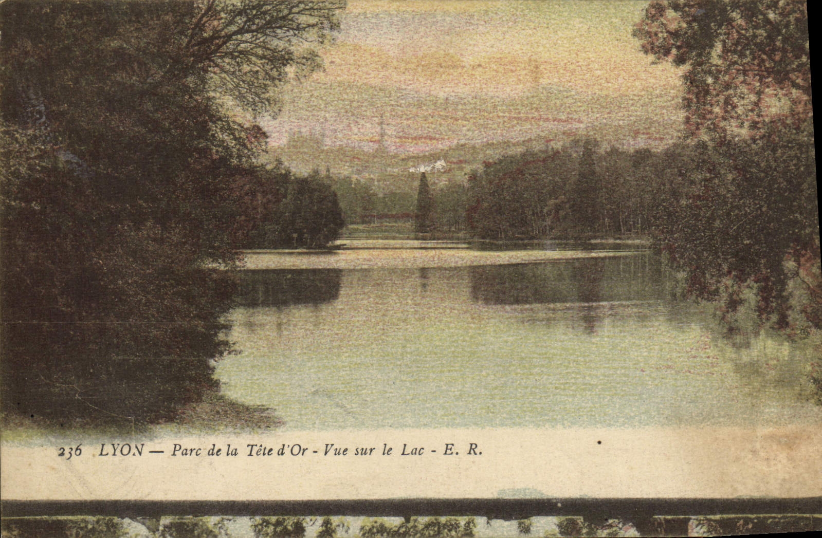 LYON — Parc de la Tête d'Or — Vue sur le Lac — E. R.