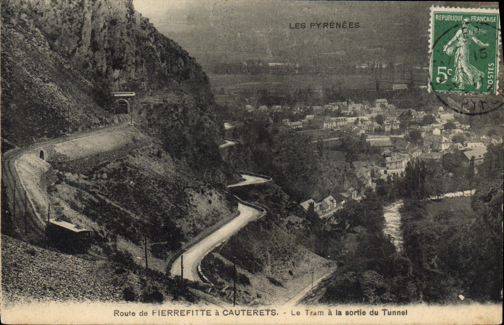 Route de Fierrefitte à Cauterets — Le Tram à la sortie du Tunnel — Les Pyrénées