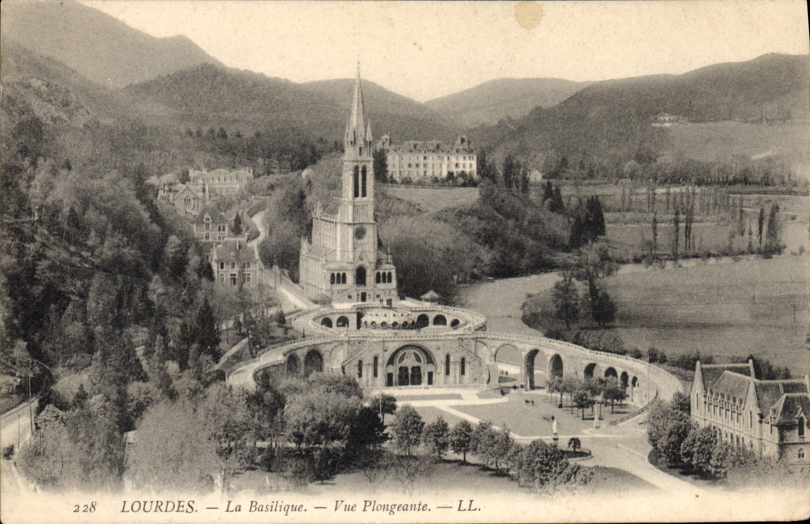 CPA Lourdes La Basilique Vue Plongeante