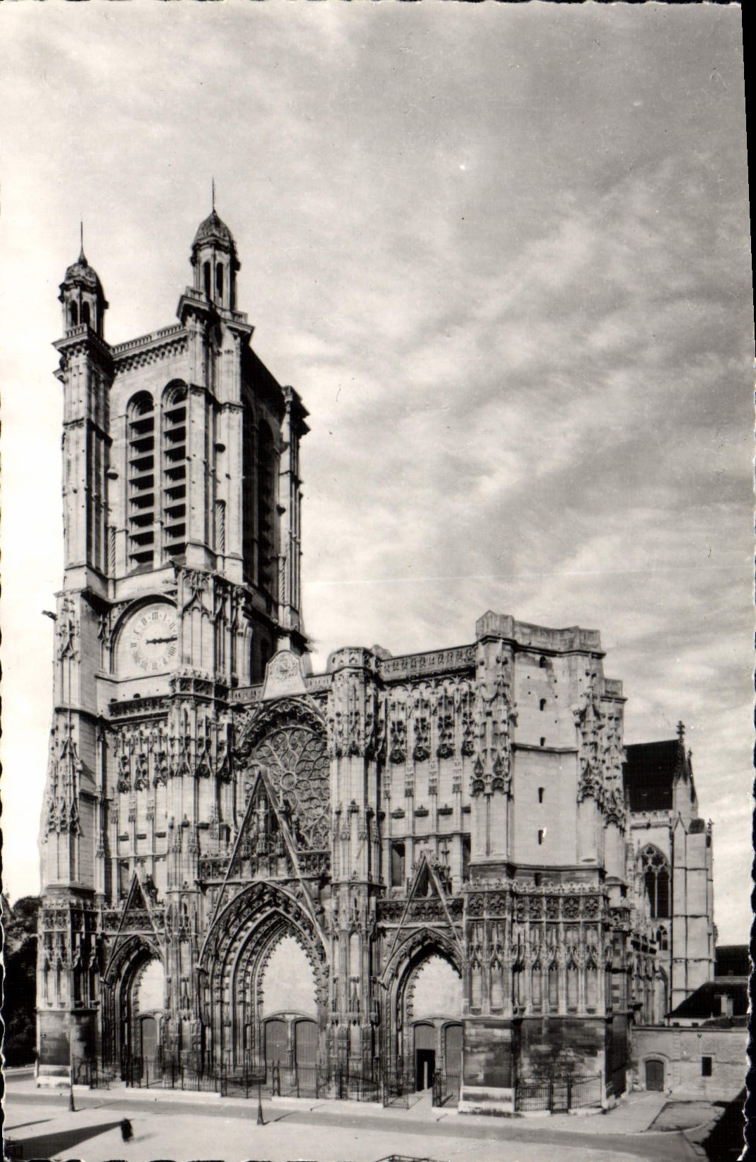 CPM Troyes La Cathedrale Saint Pierre Saint Paul 
