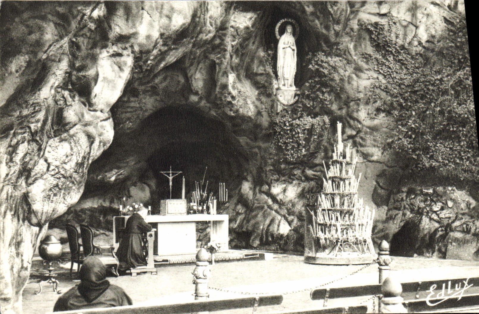 CPA Lourdes La Grotte Miraculeuse