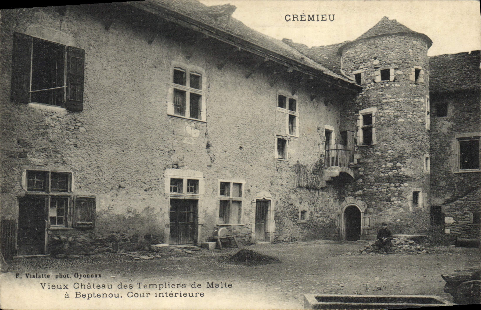 Crémieu — Vieux Château des Templiers de Malte, Cour intérieure — F. Vialatte phot. Oyonnax