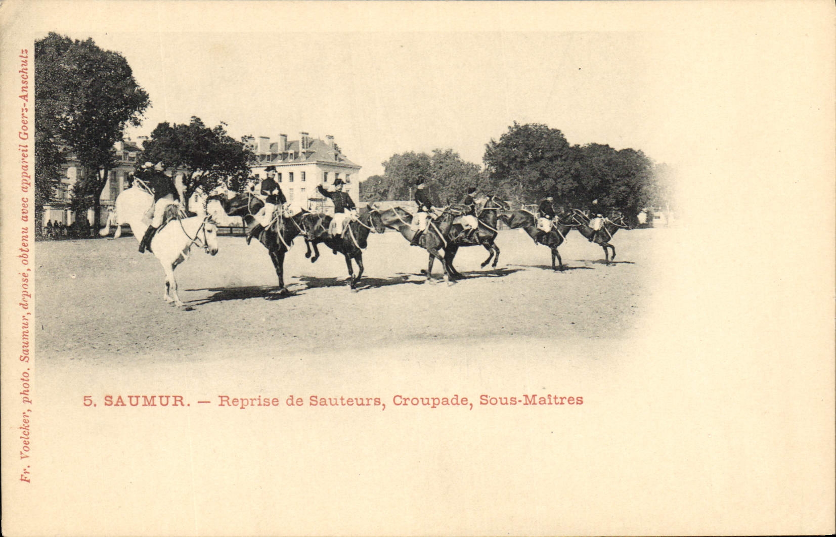 Saumur — Reprise de Sauteurs, Croupade, Sous-Maîtres — Fr. Voelcker, photo. Saumur, déposé, obtenu avec type-revêl Goers-Anschulz