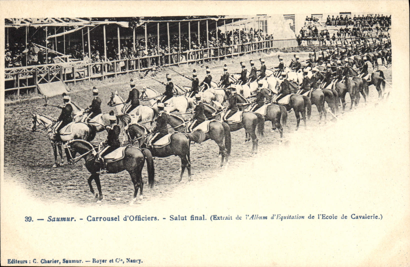 Saumur — Carrousel d'Officiers — Salut final — Extrait de l'Album d'Équitation de l'École de Cavalerie — Éditeurs C. Charier, Saumur — Royer et Cie, Nancy