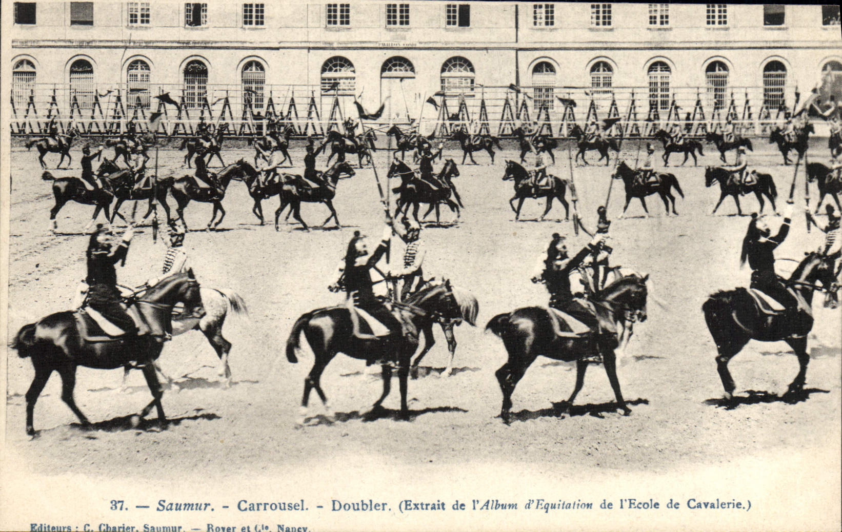 Saumur — Carrousel — Doubler — Extrait de l'Album d'Équitation de l'École de Cavalerie — Éditeurs : C. Charlier, Saumur — Royer et Cie, Nancey