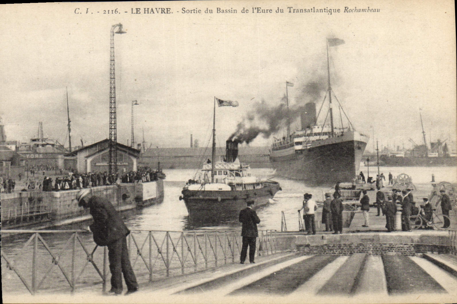 CPA Bateau Le Havre Sortie du bassin de l'Eure du Transatlantique Rochambeau 
