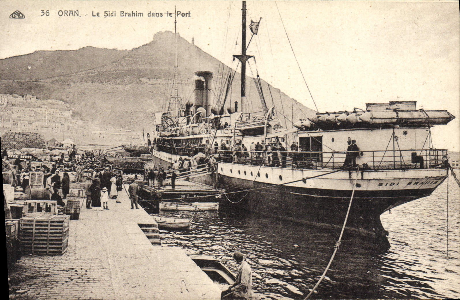 Oran - Le Sidi Brahim dans le Port — Éditeur CPAPHIL, n° 36