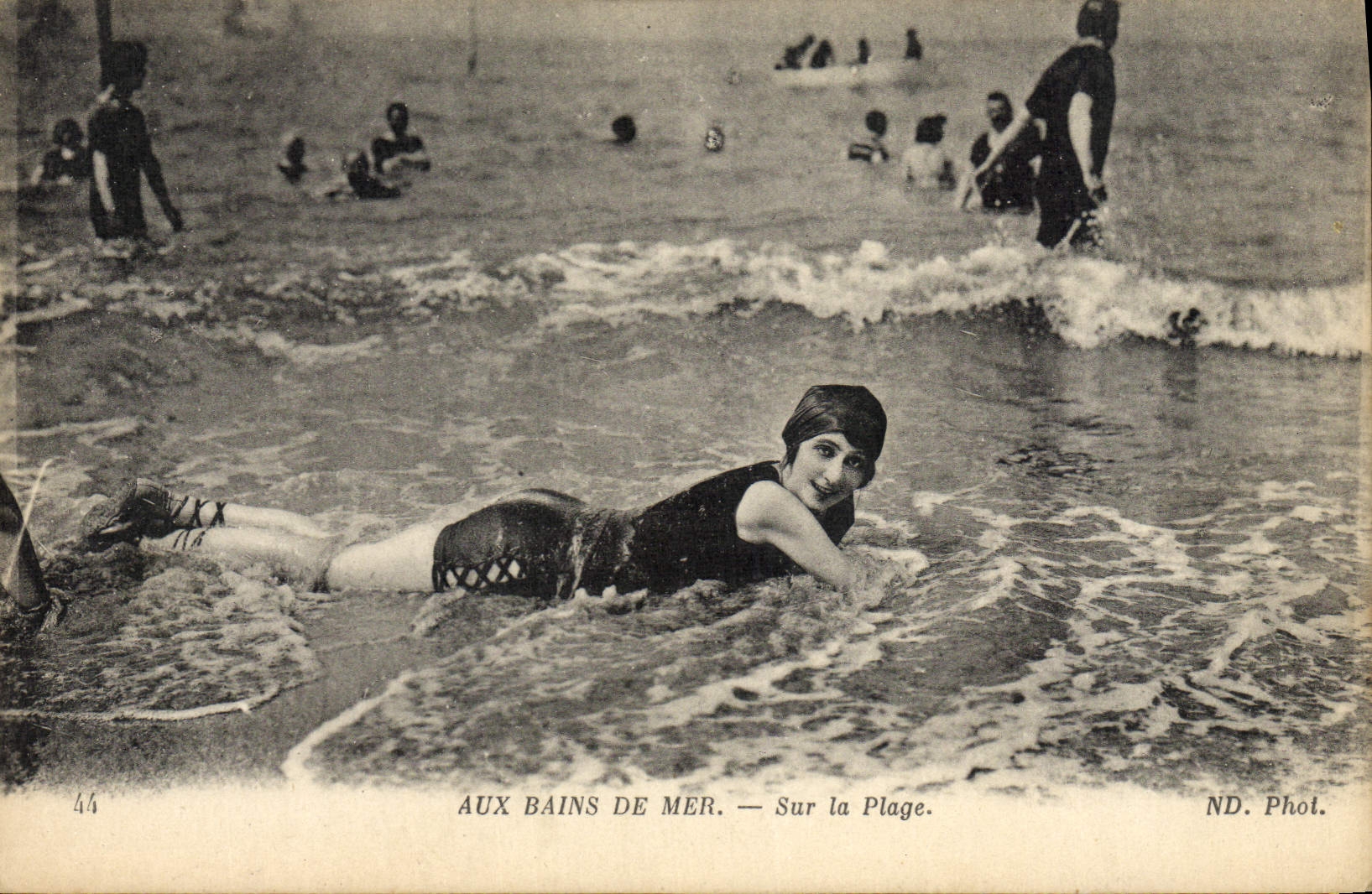 CPA Maillots de bains Femme Sur la plage 