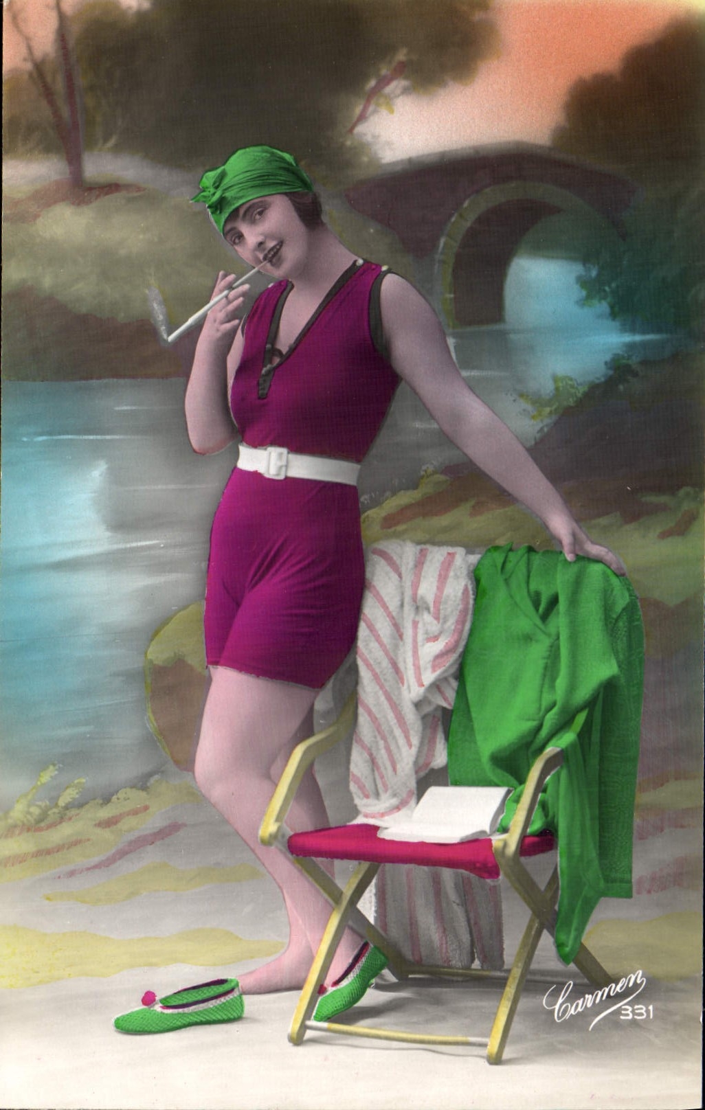 CPA Maillots de bains Femme Cigarette Tabac