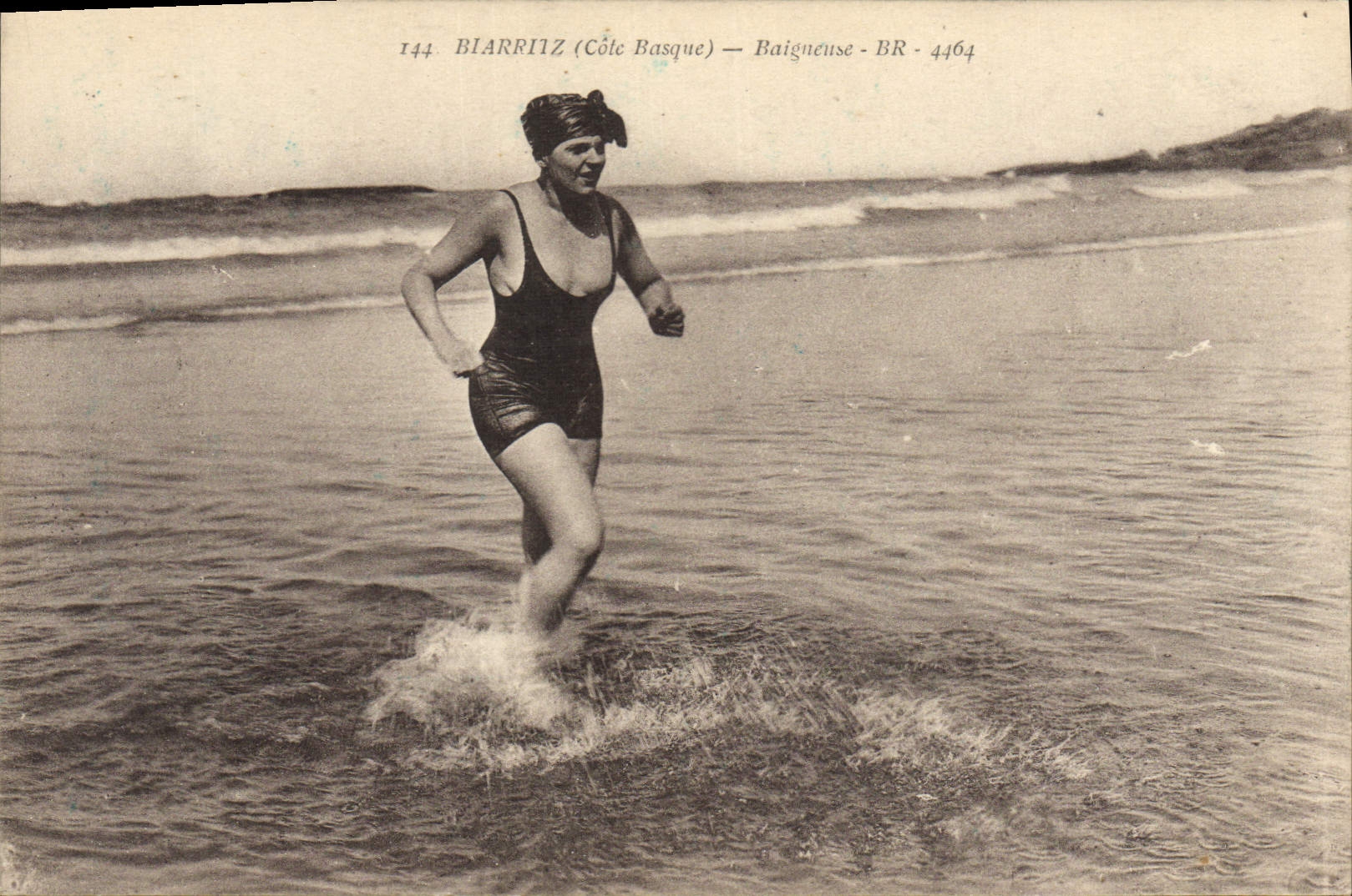 CPA Maillots de bains Femme Biarritz Baigneuse 