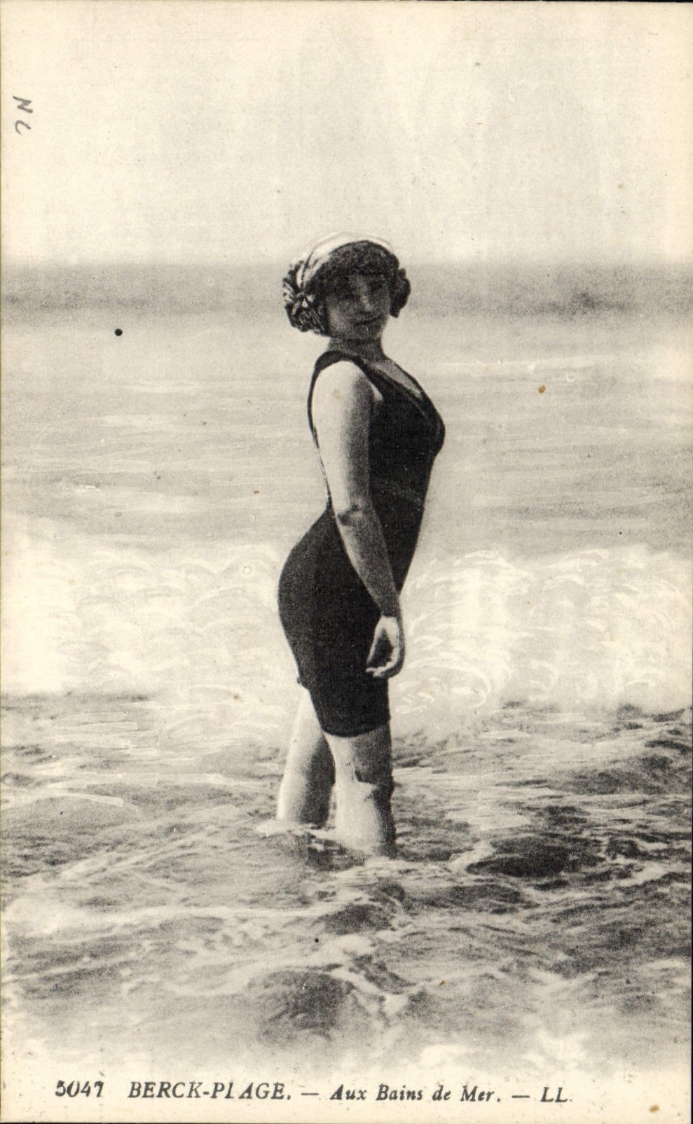CPA Maillots de bains Femme Berck Plage Aux bains de mer 