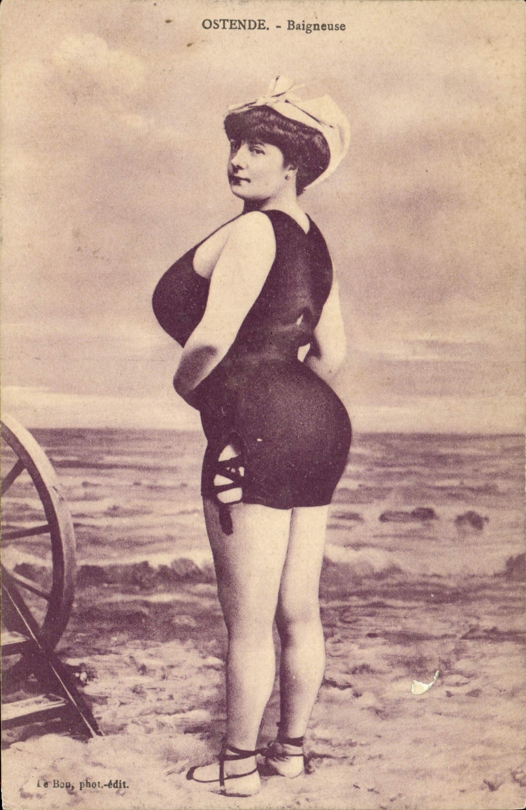 CPA Maillots de bains Femme Ostende Baigneuse 