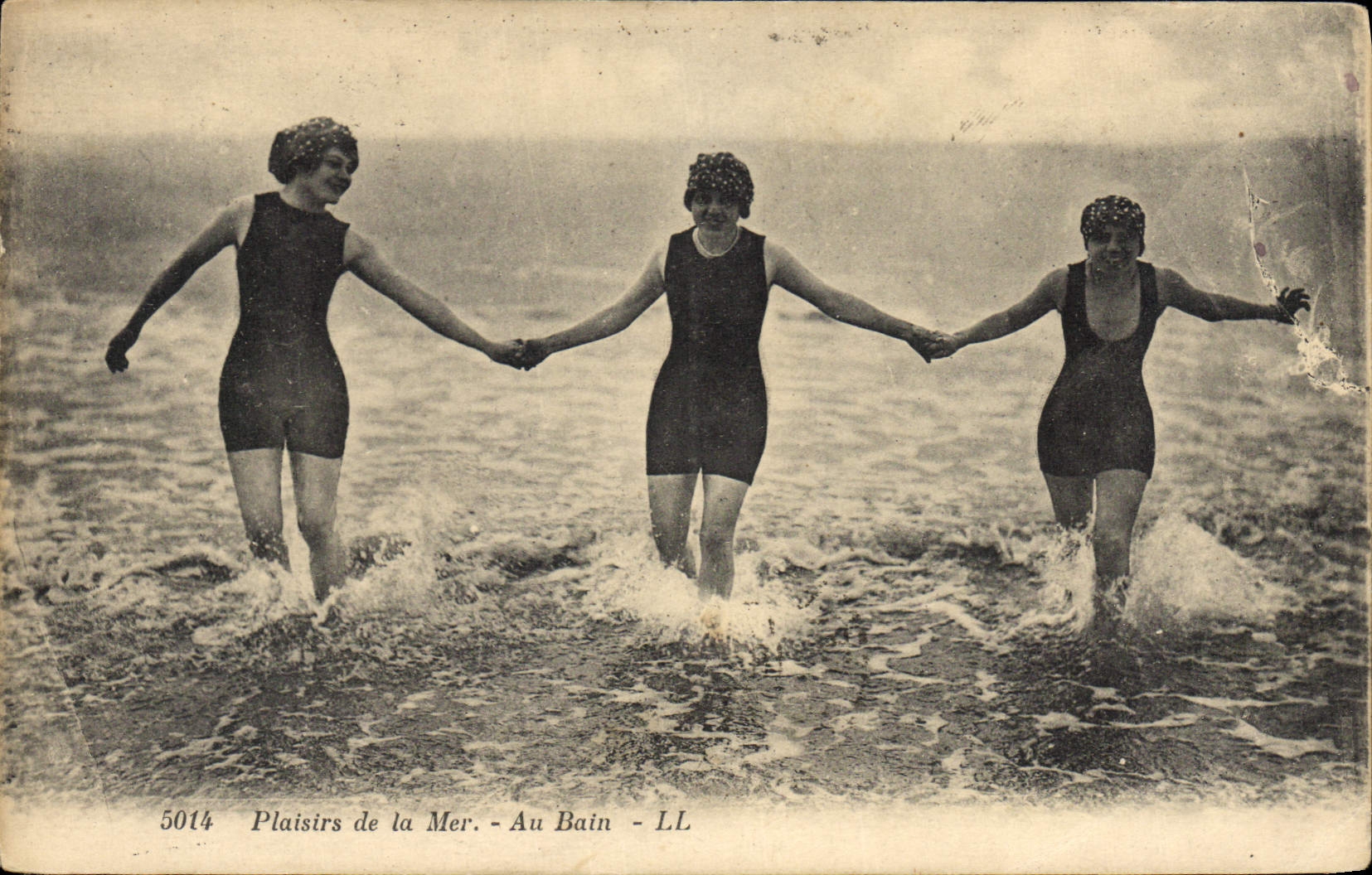 CPA Maillots de bains Femmes Au bain 