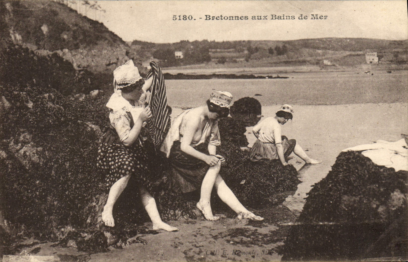 CPA Maillots de bains Femme Bretonnes aux bains de mer