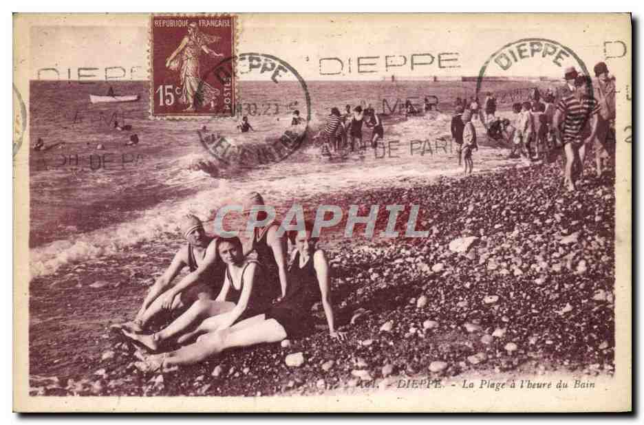 CPA Maillots de bains Femme Dieppe La plage a l'heure du bain 