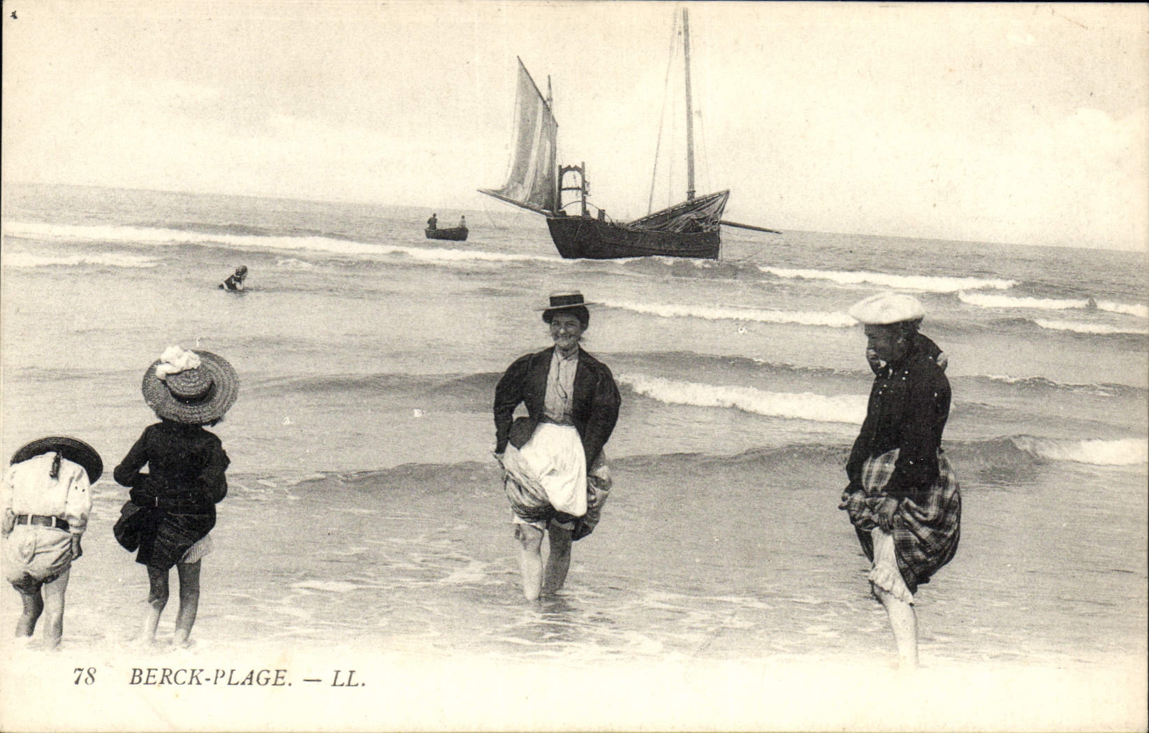 CPA Maillots de bains Femme Berck Plage 
