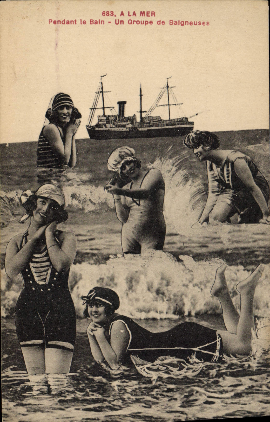 CPA Maillots de bains Femme Pendant le bain Un groupe de baigneuses 
